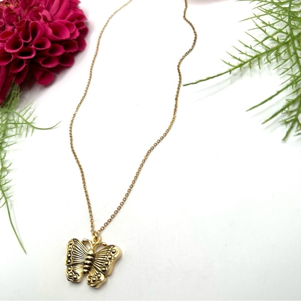 NEW⚜️Golden Butterfly Charm Necklace - Picture 3 of 7